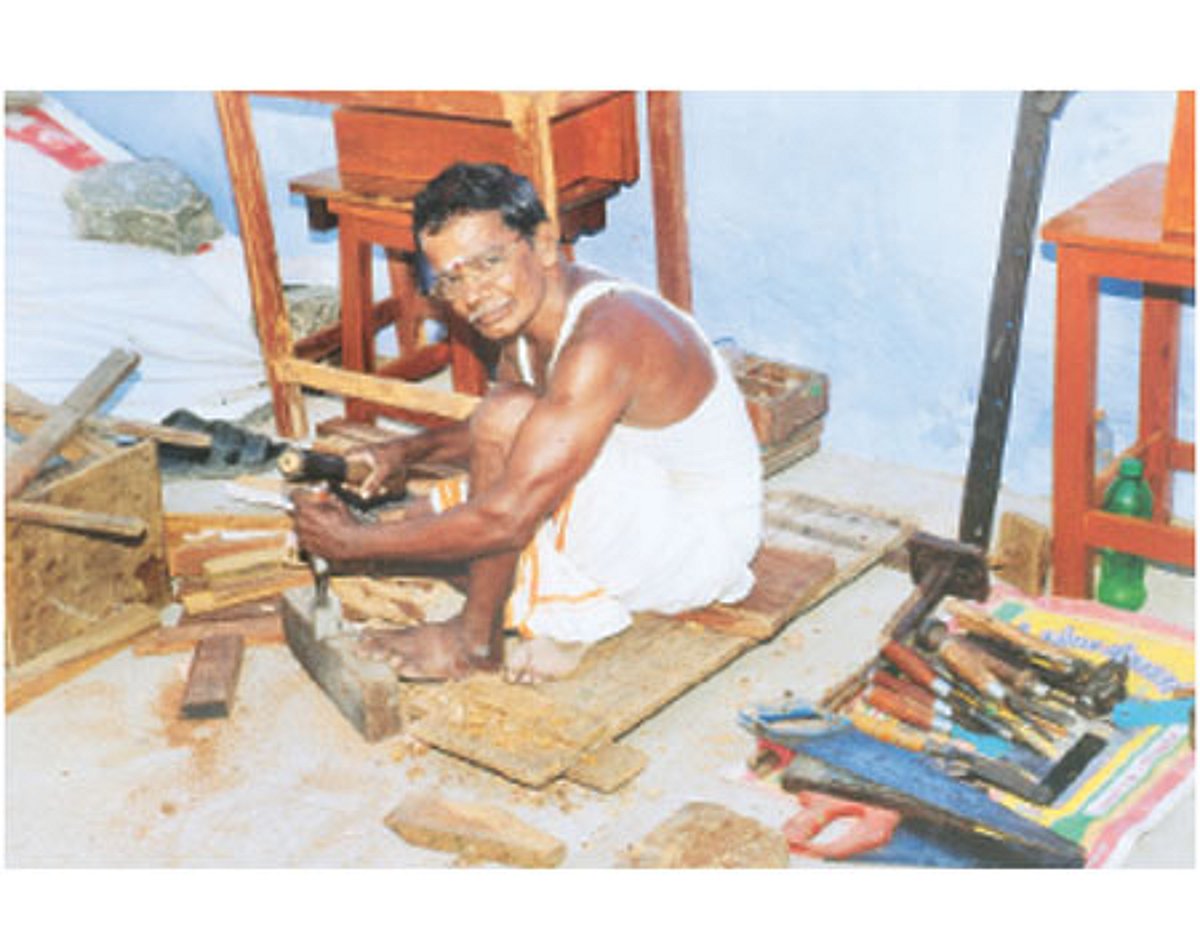 தச்சுத் தொழிலாளி... இரவு நேரக் காவலாளி... எழுத்தாளர்!