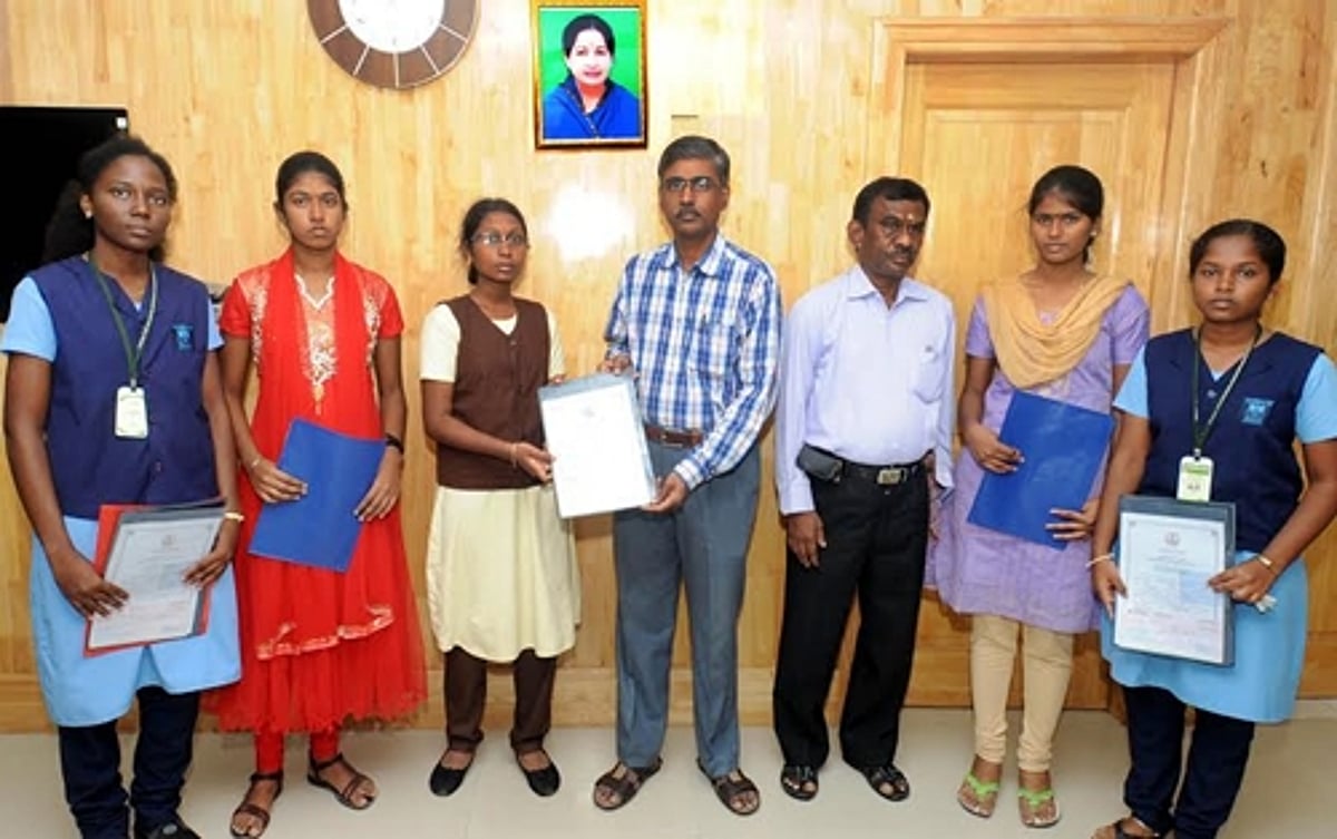 அரசுத் தேர்வில் சிறப்பிடம் பெற்ற ஆதிதிராவிட மாணவர்களுக்கு ரொக்கப் பரிசு: மாவட்ட ஆட்சித் தலைவர் வழங்கினார்