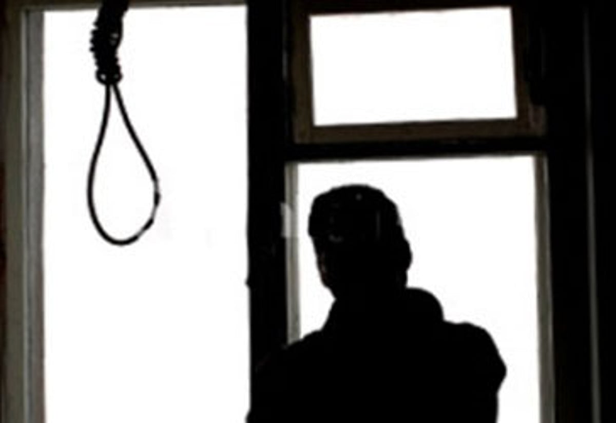 மனைவி தற்கொலை: கணவருடன் பழகிய தலைமை பெண் காவலர் பணியிடை நீக்கம்