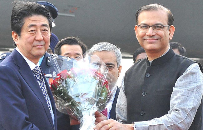 தில்லி வந்தார் ஜப்பான் பிரதமர் அபே; இந்தியா - பாகிஸ்தான் பேச்சுவார்த்தைக்கு வரவேற்பு