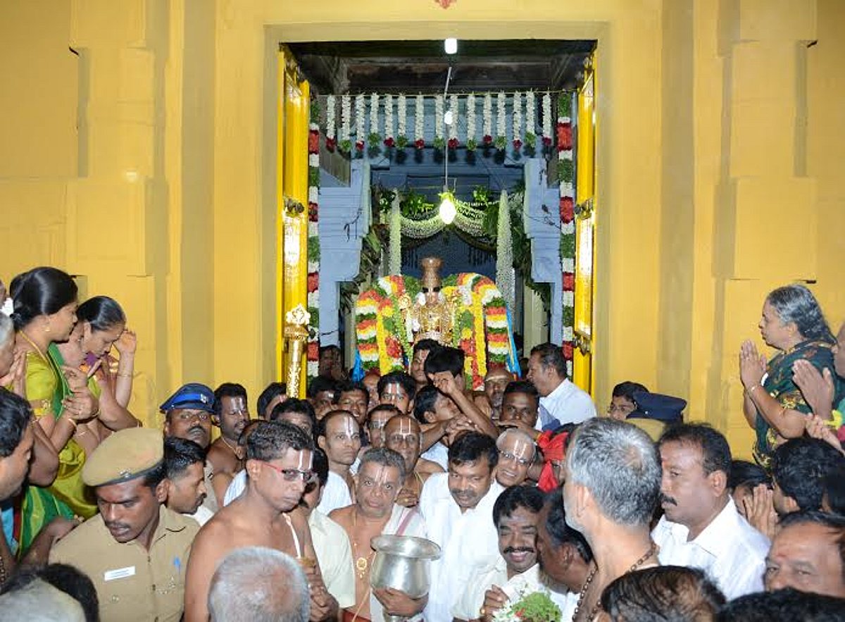 ஆண்டாள் கோவிலில் பரமபதவாசல் திறப்பு: ஏராளமான பக்தர்கள் சுவாமி தரிசனம்