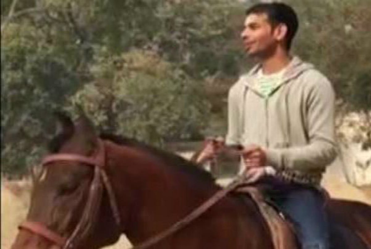 மாசு குறித்த விழிப்புணர்வை ஏற்படுத்த குதிரையில் பயணித்த லாலு மகன்