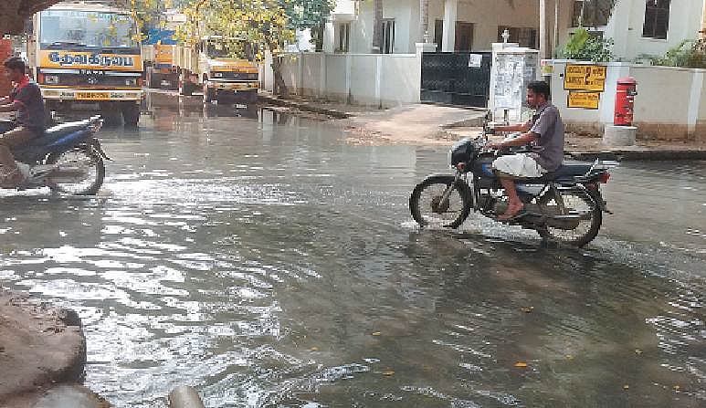 விருகம்பாக்கத்தில் ஒரு மாதமாக சாலையில் வழிந்தோடும் கழிவுநீர்: பொதுமக்கள் கடும் அவதி
