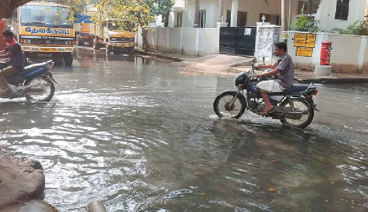 விருகம்பாக்கத்தில் ஒரு மாதமாக சாலையில் வழிந்தோடும் கழிவுநீர்: பொதுமக்கள் கடும் அவதி