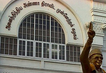 நிவாரணப் பொருள்கள் மீது முதல்வர் படம்: விஷமப் பிரசாம் என அதிமுக விளக்கம்