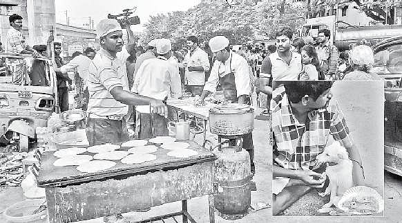 சாலையிலேயே சப்பாத்திகள் தயாரிப்பு: குடிசைப் பகுதி மக்களுக்கு வழங்கும் இளைஞர்கள்