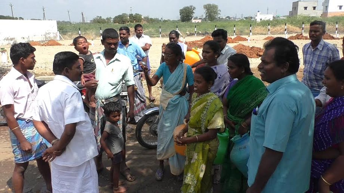 விருதுநகர் அருகே தண்ணீர் குழாயை திறந்தவிடக்கோரி பொதுமக்கள் முற்றுகை