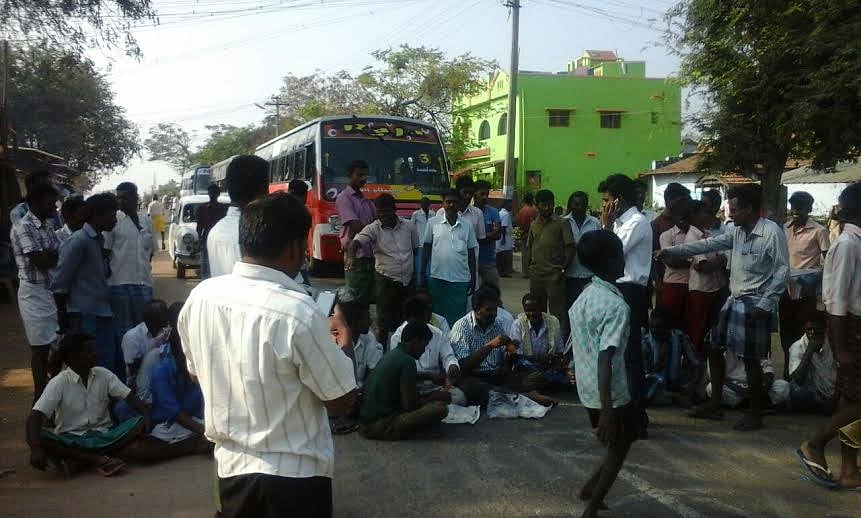 பழனி அருகே கோரிக்கடவில் சாலை மறியல்