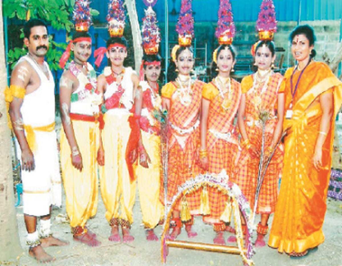 கிராமியக் கலையில் அசத்தும் அரசு பள்ளி மாணவர்கள்!