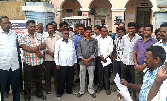 நகராட்சி அலுவலகம் முன்பு கண்டன ஆர்ப்பாட்டம்