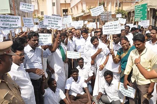 சிதம்பரத்தில் காவிரி பாதுகாப்பு இயக்கத்தினரின் மறியல் போராட்டம்: 144 பேர் கைது