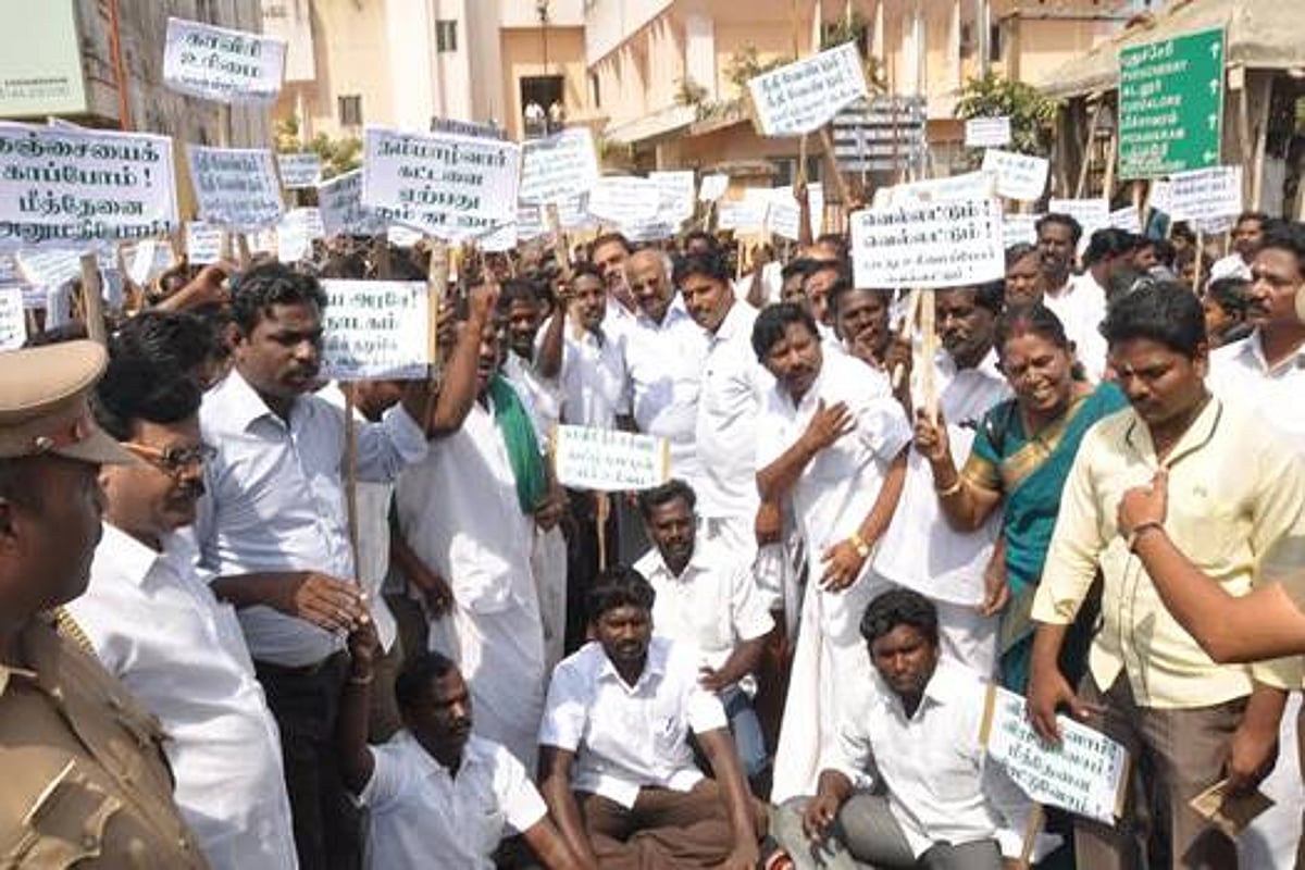 சிதம்பரத்தில் காவிரி பாதுகாப்பு இயக்கத்தினரின் மறியல் போராட்டம்: 144 பேர் கைது