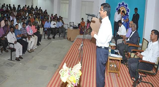 ஐ.ஏ.எஸ். தேர்வில் வெற்றி பெற தினமும் 2 மணி நேரம் நூலகம் சென்று படிக்க வேண்டும்: இறையன்பு