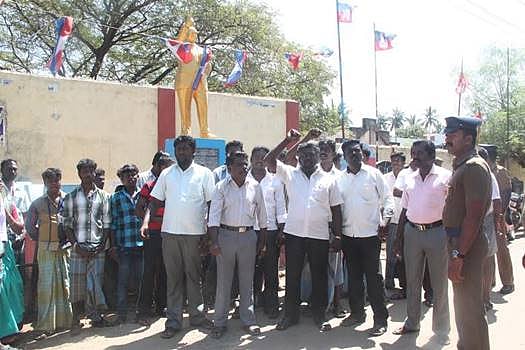 சிதம்பரத்தில் அம்பேத்கர் சிலைக்கு கூண்டு: எதிர்ப்பு தெரிவித்து தடுத்த 4 பேர் கைது