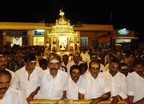 ஜெயலலிதா பிறந்தநாளுக்காக தங்கத்தேர் புறப்பாடு