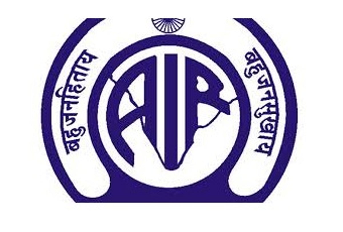 வானொலியில் அறிவிப்பாளர் பணி: தகுதியுள்ளவர்கள் விண்ணப்பிக்கலாம்