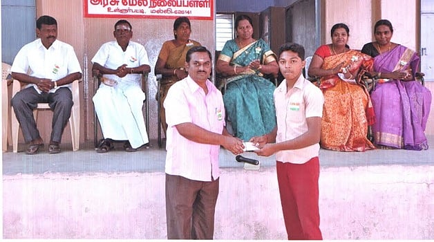 அரசு தேர்வில் 100 மதிப்பெண் எடுத்த மாணவர்களுக்கு ரொக்கப் பரிசு வழங்கிய அரசுப் பள்ளி ஆசிரியர்