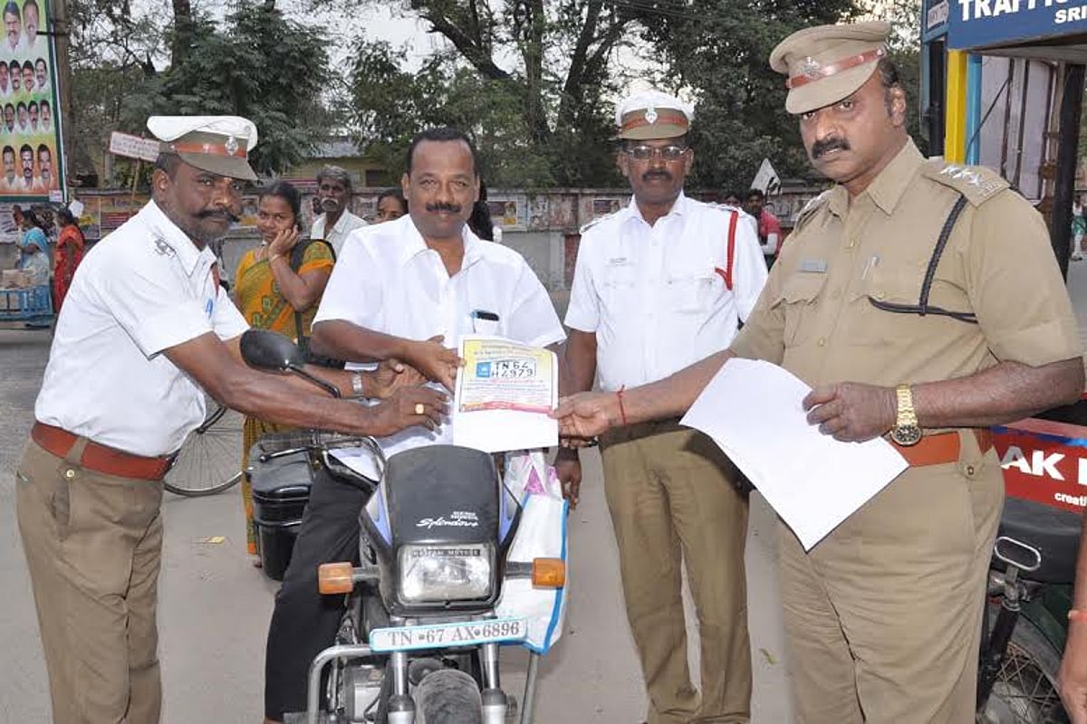 போலியான நம்பர் பிளேட்: ஸ்ரீவில்லிபுத்தூரில் விழிப்புணர்வு துண்டு பிரசுரம் விநியோகம்