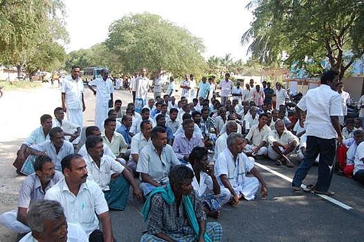 பயிர்களை காப்பாற்ற தண்ணீர் திறக்கக் கோரி விவசாயிகள் சாலைமறியல்