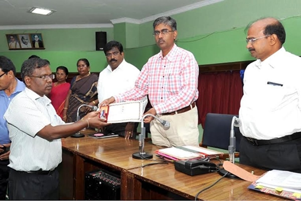 விருதுநகரில் கொடி நாள் நிதி அதிகம் வசூலித்த அலுவலர்களுக்கு வெள்ளி பதக்கம்