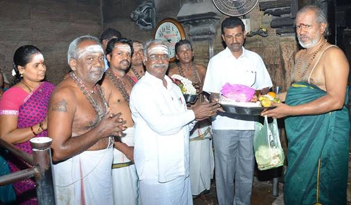 வைத்தியநாத சுவாமி கோவிலில் பசு சாணத்தில் திருநீறு தயாரிப்பு