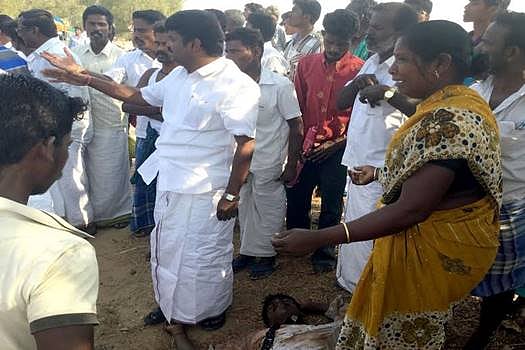 அரசு பேரூந்து மோதி அடிபட்ட வாலிபருக்கு முதலுதவியளித்து உயிரை காப்பாற்றிய மக்கள் நல்வாழ்வுத்துறை அமைச்சர் 