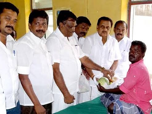 பழனி அரசு மருத்துவமனையில் நோயாளிகளுக்கு அதிமுக சார்பில் ரொட்டி, பழங்கள் வழங்கப்பட்டது