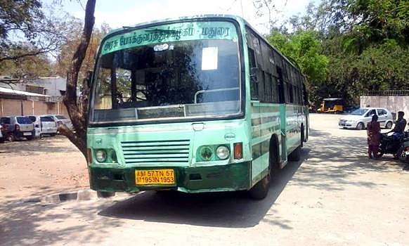 பழனியில் நீதிமன்ற உத்திரவின் பேரில் ஜப்தி செய்யப்பட்ட அரசுப்பேருந்து