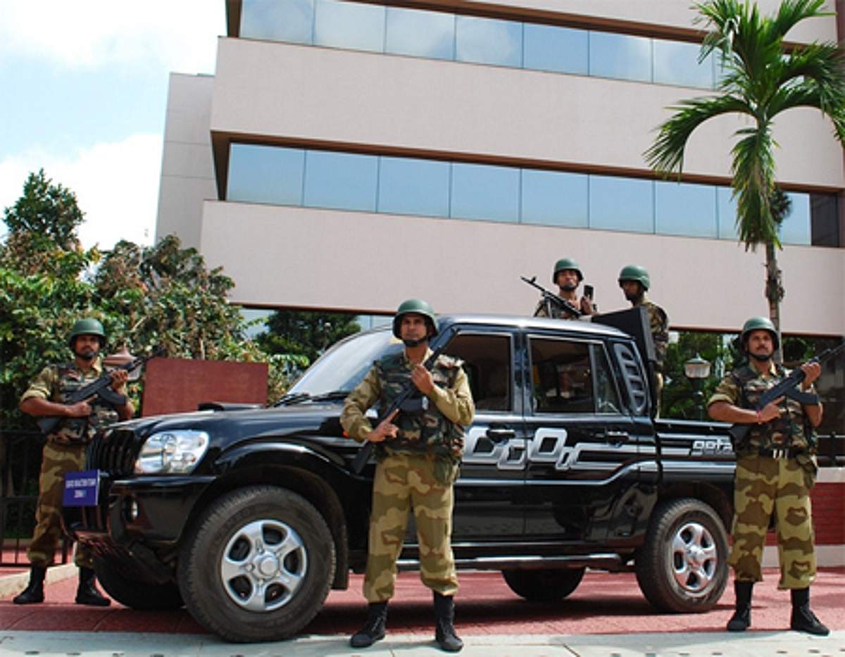 சட்டீஸ்கரில் மாவோயிஸ்டு நடத்திய கண்ணிவெடித் தாக்குதலில் வீரர் உட்பட 4 பேர் பலி