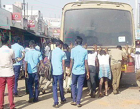 தள்ளிவிட்டால்தான் ஓடும் அரசுப் பேருந்துகள்..!