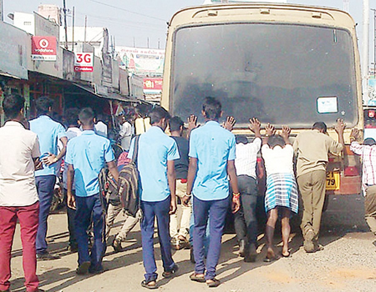 தள்ளிவிட்டால்தான் ஓடும் அரசுப் பேருந்துகள்..!