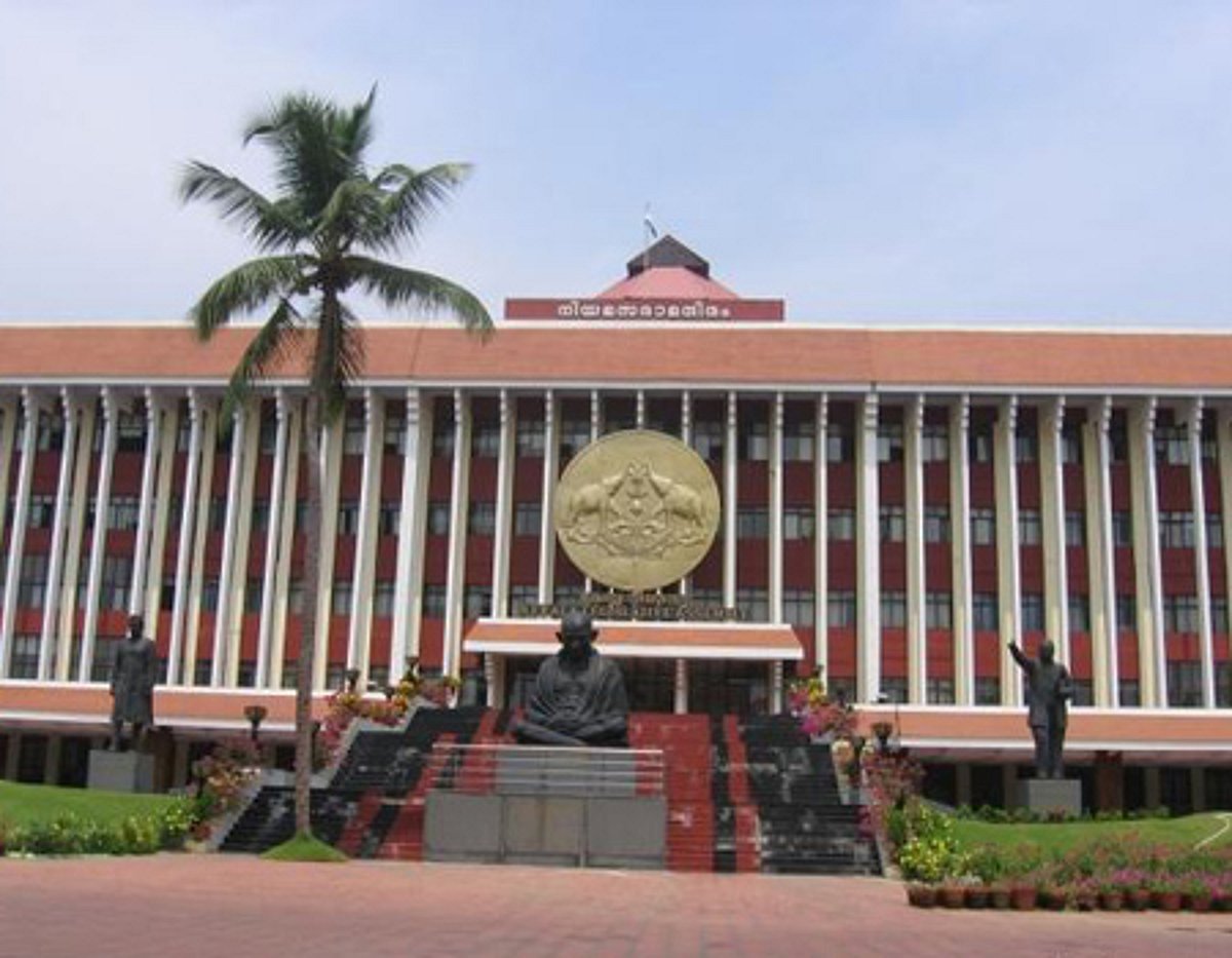 இந்த நாளில் அன்று(24.05.1982)கேரளத்தின் மிகப்பெரிய மந்திரி சபை - கருணாகரன் தலைமையில் பதவியேற்றது