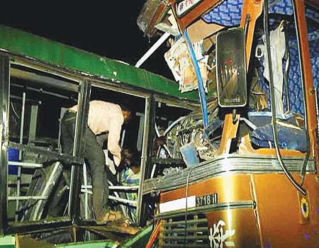 மேலூரில் பேருந்து உள்ளிட்ட 4 வாகனங்கள் அடுத்தடுத்து மோதி கவிழ்ந்தது: 10 பேர் காயம் 