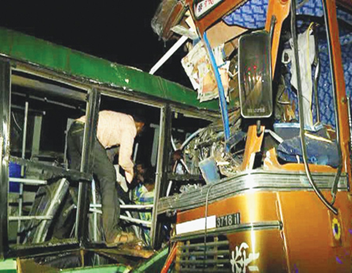 மேலூரில் பேருந்து உள்ளிட்ட 4 வாகனங்கள் அடுத்தடுத்து மோதி கவிழ்ந்தது: 10 பேர் காயம்