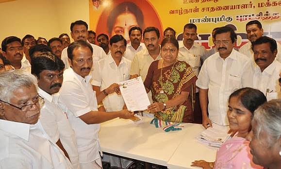 கடலூர் மேற்கு மாவட்ட அதிமுக அமைப்பு தேர்தல்: பா.வளர்மதி வேட்புமனுக்களை பெற்றார்