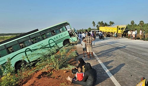காரைக்குடி அருகே டிப்பர் லாரி - பேருந்து நேருக்குநேர் மோதி விபத்து: 20 பேர் காயம்