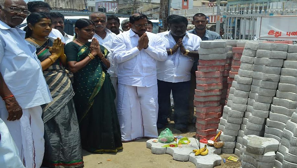 விருதுநகர் தேசபந்து மைதானம்:ரூ.20 லட்சத்தில் வளர்ச்சி பணிகள்மேற்கொள்ள பூமிபூஜை