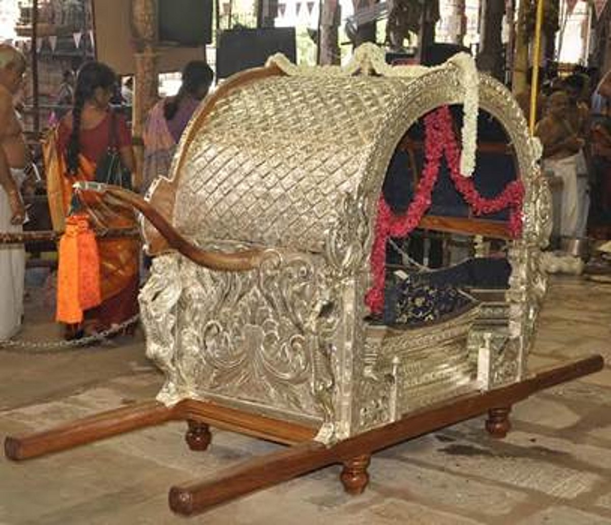 சிதம்பரம் ஸ்ரீநடராஜருக்கு வெள்ளி பல்லக்கு உபயம்: கோவை பக்தர் வழங்கினார்