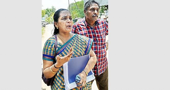 தலைமையாசிரியர் பதவி அளிக்க மறுப்பு: மக்கள் குறை தீர்க்கும் கூட்டத்தில் ஆசிரியை புகார்