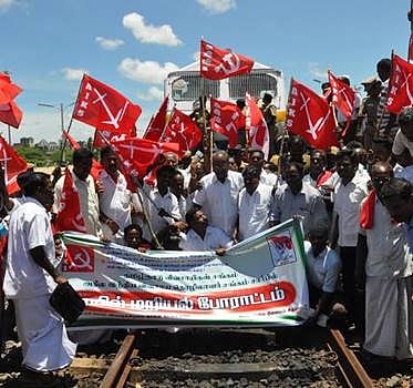 சிதம்பரத்தில் ரயில் மறியில்: இரு எம்எல்ஏக்கள் உள்ளிட்ட 150 பேர் கைது