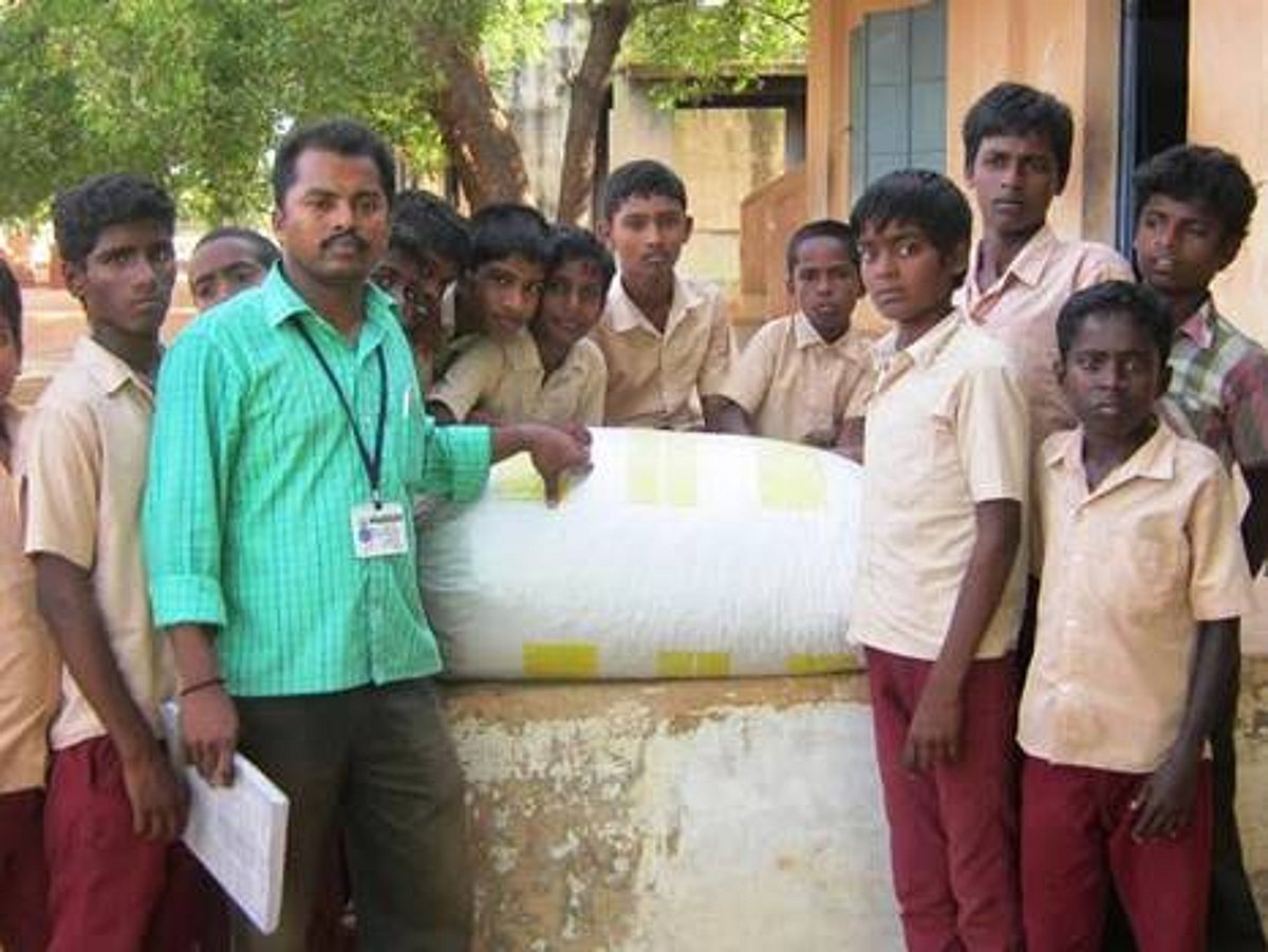 சுமை ஆட்டோவில் இருந்து தவறி விழுந்த நிலக்கடலை மூட்டை: காவல் நிலையத்தில் ஒப்படைத்த பள்ளி மாணவர்கள்