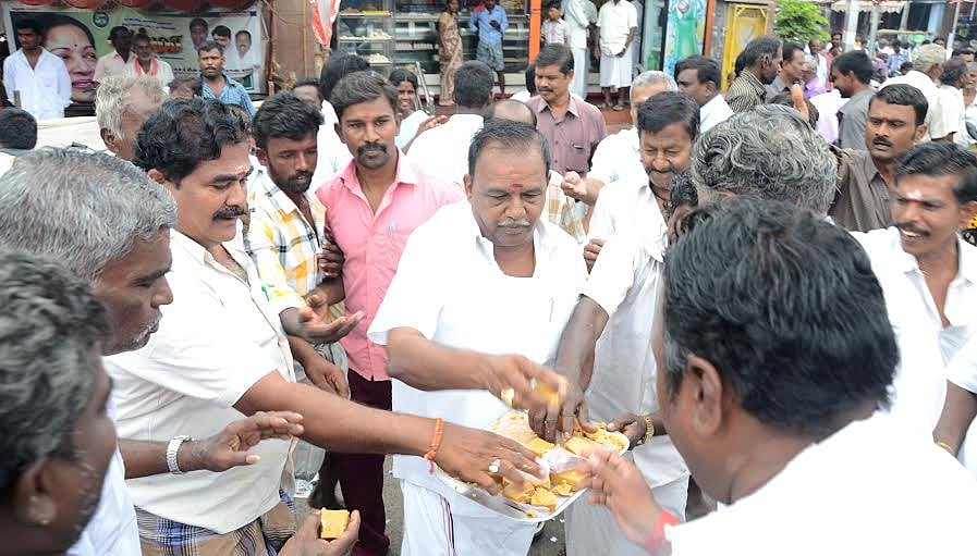 ஸ்ரீவில்லிபுத்தூர் பெரிய மாரியம்மன்கோவிலில் 108 சிதறு தேங்காய் உடைத்து அதிமுகவினர் நேர்த்திகடன்