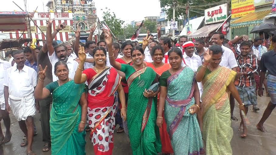 ஜெயலலிதா விடுதலை: விருதுநகரில் அதிமுகவினர் பட்டாசு வெடித்து கொண்டாட்டம்  