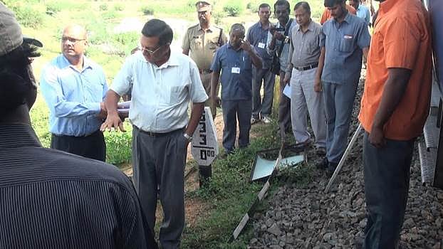 விருதுநகர் அருகே இளம்பெண் கை துண்டான சம்பவம்: ரயில்வே பாதுகாப்பு ஆணையாளர் சம்பவ இடத்தில் நேரில் ஆய்வு