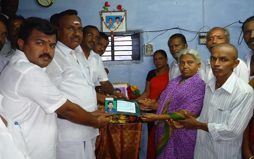 தற்கொலை செய்த அதிமுக தொண்டர் குடும்பத்திற்கு ரூ. 3 லட்சம் நிதி உதவி
