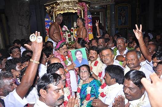 ஜெயலலிதா வழக்குகளில் இருந்து விடுதலை: தங்கத் தேர் இழுத்த அமைச்சர்