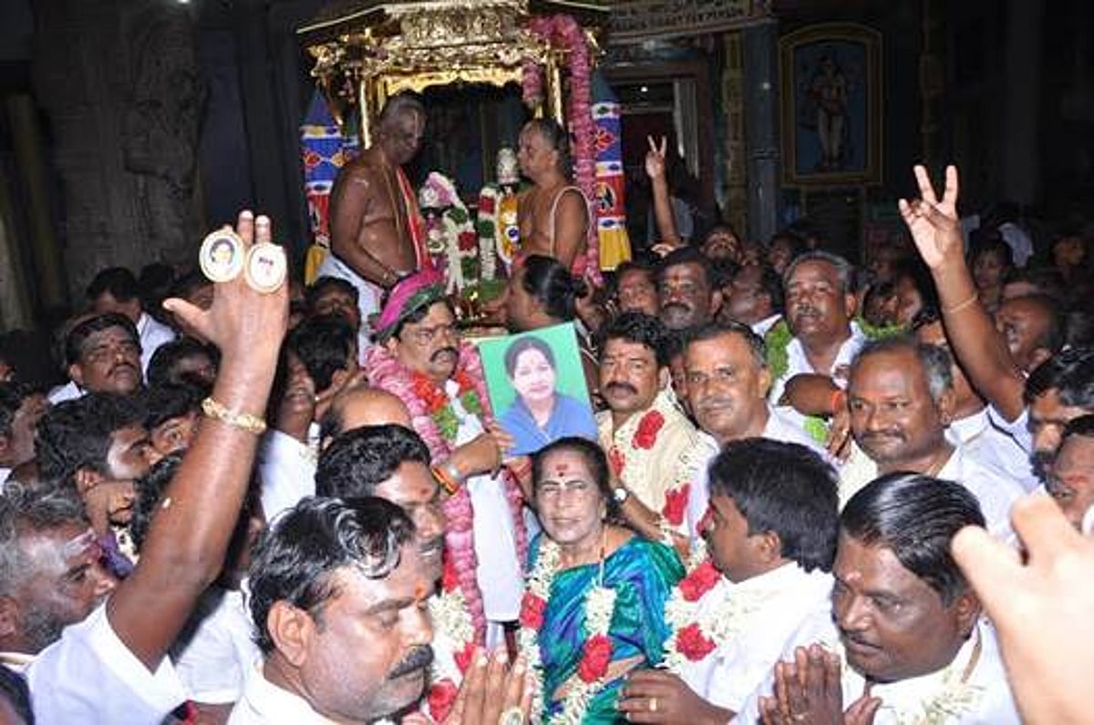 ஜெயலலிதா வழக்குகளில் இருந்து விடுதலை: தங்கத் தேர் இழுத்த அமைச்சர்