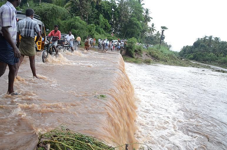 ஸ்ரீவில்லிபுத்தூர் அருகே காட்டாற்று வெள்ளம்: 2 பேர் சாவு: பலரை காணவில்லை