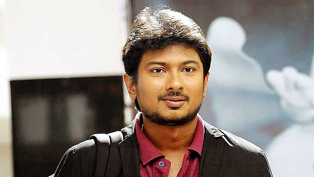 திமுக கொடியை எந்த பதவியிலும் இல்லாத உதயநிதி ஏற்றுவதா? யாரோ முணுமுணுப்பது காதில் கேட்கிறது