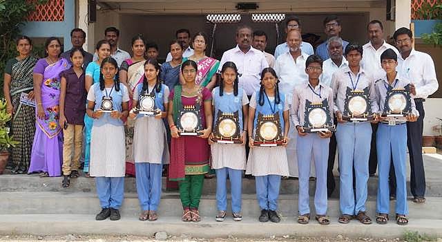 தேசிய அளவில் நடைபெற்ற 10-ம் வகுப்புத் தேர்வில் சாதனை படைத்த மாணவர்களுக்கு பாராட்டு விழா